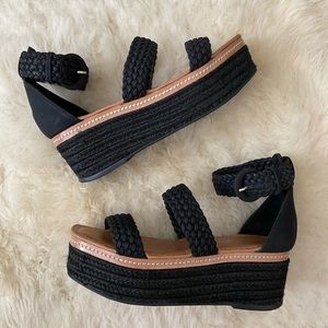 Chinese Laundry • Platform Sandal